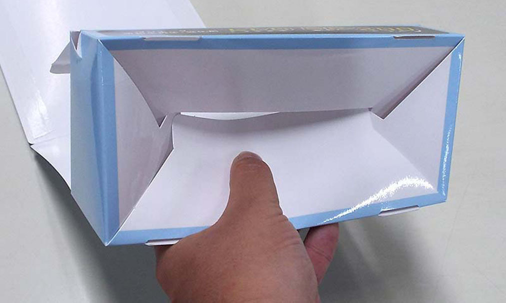 商品パッケージのデザイン事例、ラジエーター冷却再生水 展示什器