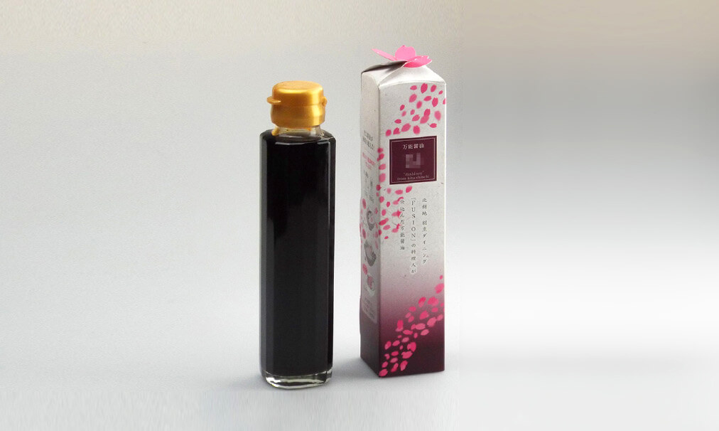 商品パッケージのデザイン事例、出汁醤油「だしSOY」化粧箱