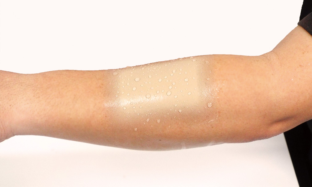 商品パッケージのデザイン事例、タトゥーを隠すシール