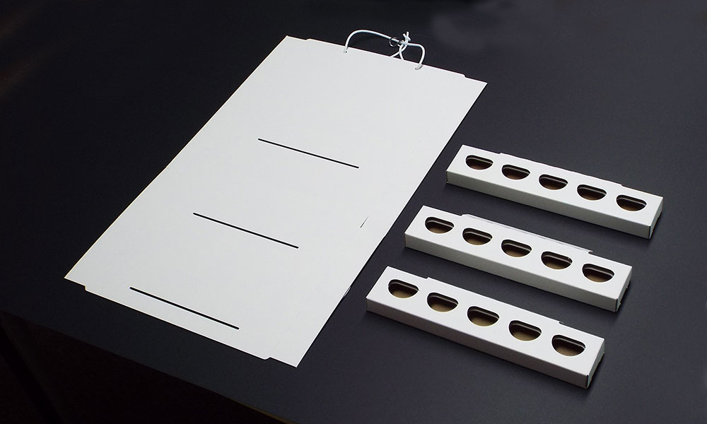 チューブ容器商品の吊り下げ什器組み立て01イメージ