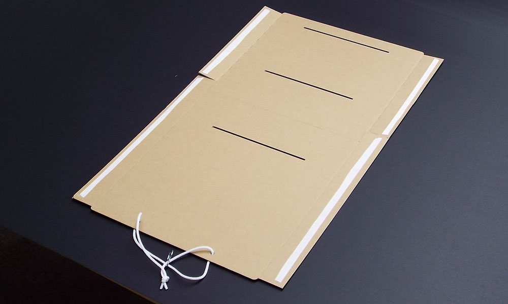 チューブ容器商品の吊り下げ什器組み立て02イメージ