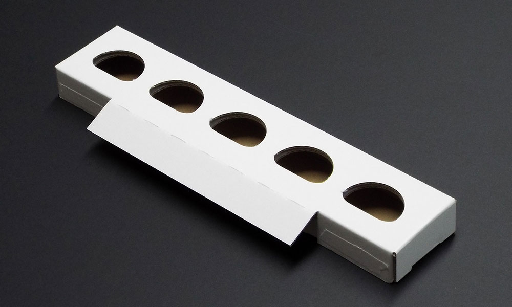 チューブ容器商品の吊り下げ什器組み立て06イメージ