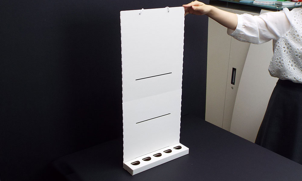 チューブ容器商品の吊り下げ什器組み立て07イメージ