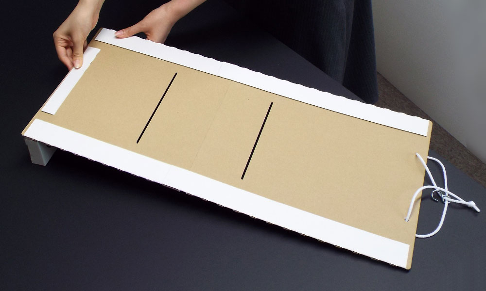 チューブ容器商品の吊り下げ什器組み立て04イメージ