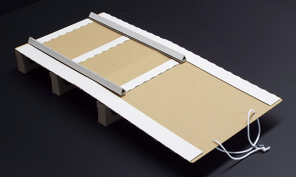 チューブ容器商品の吊り下げ什器組み立て015イメージ