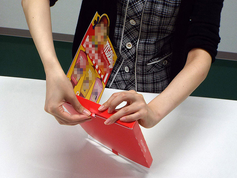 チューブ容器商品のカウンター什器組み立て04イメージ