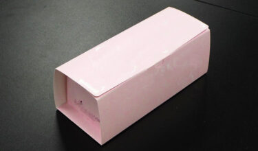 組み立て前は省スペースでコンパト、1番かさばらない紙箱パッケージ、N式箱